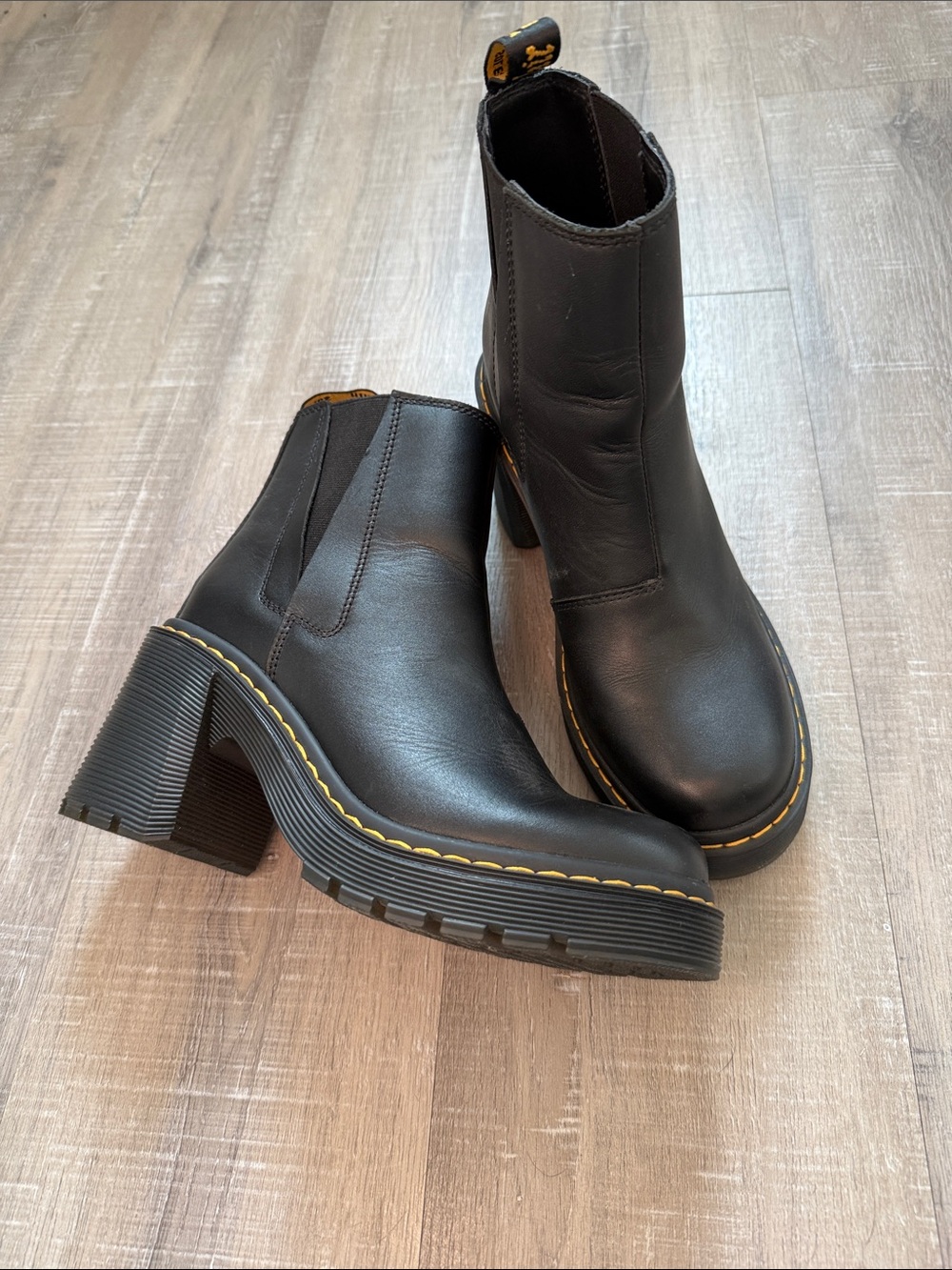 Dr. Martens SPENCE
Leather Flared Heel Chelsea Boots